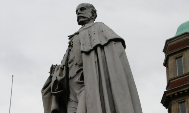 Czym Charles Wilson zasłużył sobie na pomnik?